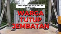 Warga Menutup Akses Jembatan