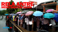 Meski Diguyur Hujan Warga Rela Antre