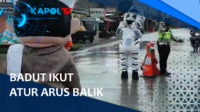 Badut Ikut Atur Arus Balik, Hibur Pebalik Yang Melintas Jalur Alternatif Kabupaten Tasikmalaya