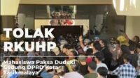 Tolak RKUHP Mahasiswa Paksa Duduki Gedung DPRD Kota Tasikmalaya