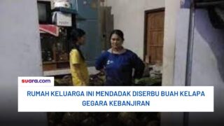 Rumah Keluarga Ini Mendadak Diserbu Buah Kelapa Gegara Kebanjiran