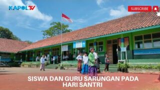 Siswa dan Guru Sarungan Saat Hari Santri