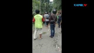 Detik-detik evakuasi pengendara tertimpa longsor