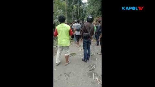 pengendara tertimpa longsor