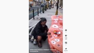Melukis Kelom Raksasa di “Malioboro” Tasikmalaya