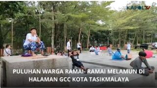 Puluhan Warga Ramai- Ramai Melamun Di Halaman GCC Kota Tasikmalaya