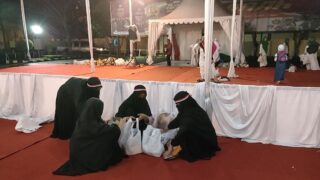 Puluhan Santri Bantu Bersihkan Sampah Usai Gema Selawat di Mako Polres Tasikmalaya Kota