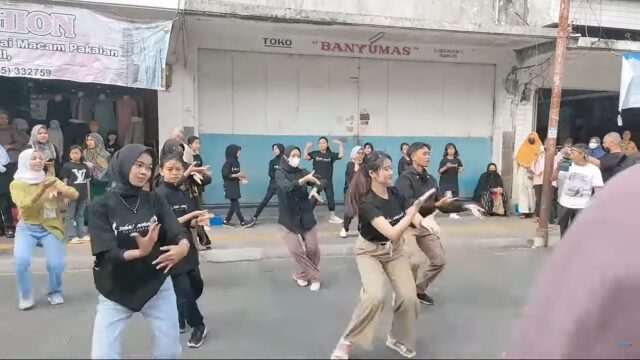 Tari Kolosal di Pedestarian Hz Mustofa