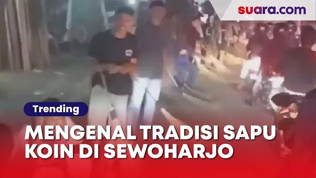 Tradisi Sapu Koin di Jembatan Sewoharjo