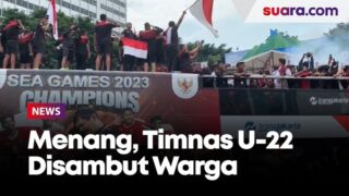 Warga Menyemut saat Sambut Pawai Bus Timnas U-22 di Bundaran HI, Lagu Indonesia Raya Berkumandang