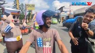 Edukasi Pengendara Roda Dua, Polres Tasikmalaya Bagikan Helm