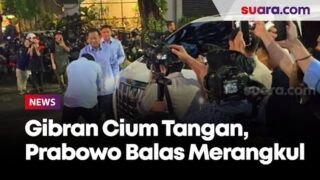 Jelang Pengundian Nomor Urut di KPU, Gibran Cium Tangan, Prabowo Balas Merangkul