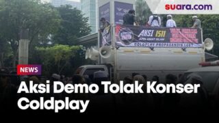 Tolak Konser Coldplay, Ratusan Demonstran Sempat Saling Dorong dengan Polisi di Senayan
