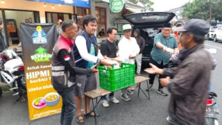 HIPMI Kota Tasikmalaya Berbagi Takjil Ke Pengguna Jalan