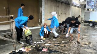 Aksi Mahasiswa UBSI Tasikmalaya: Gotong Royong Bersihkan Pasar Cikurubuk