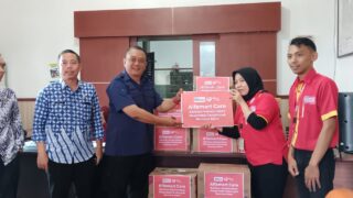 Alfamart Salurkan Bantuan Bagi Warga Terisolasi Longsor di Tasikmalaya