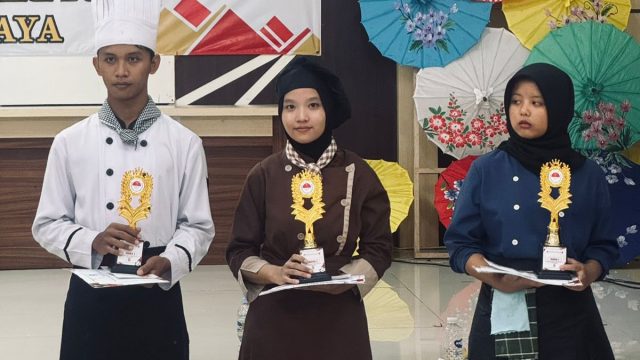 Siswi SMK Perwari Tasikmalaya Hilya Khulliyatus Sa’ba (tengah). Foto: Istimewa