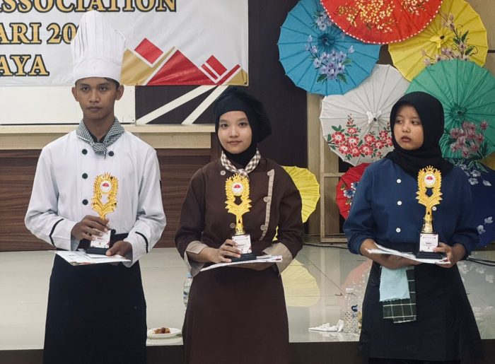 Siswi SMK Perwari Tasikmalaya Hilya Khulliyatus Sa’ba (tengah). Foto: Istimewa