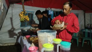 Dapur Umum FK Tagana Kabupaten Tasikmalaya Bantu Pengungsi Pergerakan Tanah di Cikondang