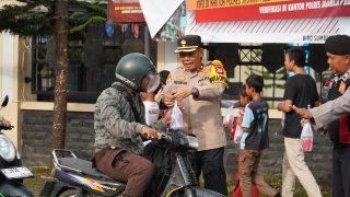 Polres Tasikmalaya Bagikan Takjil Gratis untuk Pengguna Jalan