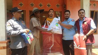 Rumah Warga di Bantarkalong Rusak Akibat Tertimpa Pohon Tumbang