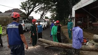 Tagana Kabupaten Tasikmalaya Salurkan Bantuan untuk Korban Rumah Roboh
