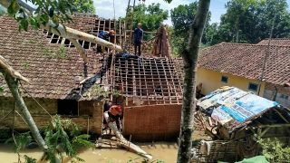 Pohon Tumbang Rusakkan Rumah Warga di Desa Tenjonagara Kecamatan Cigalontang