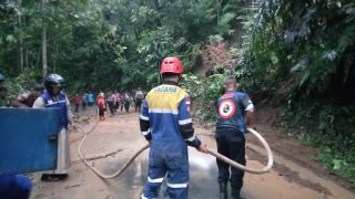 Longsor Terjadi di Jatiwaras, Tim Gabungan Lakukan Evakuasi