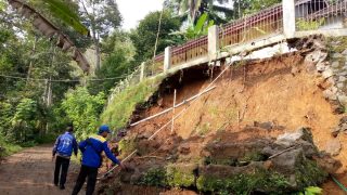 Longsor Terjadi di Desa Kaputihan, Jatiwaras, Tasikmalaya