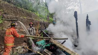 Korban Kebakaran dan Longsor di Tejowaringin Terima Bantuan