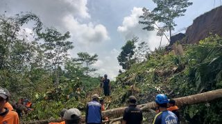 Longsor Tutup Jalan Utama Cigalontang, Akses Desa Nangtang–Pusparaja Lumpuh Total