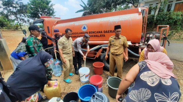 Krisis Air Bersih di Tasikmalaya: Polsek Bojonggambir dan BPBD Salurkan Pasokan Bantuan