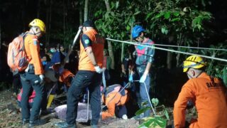 Warga Masuk Sumur di Salawu Tasikmalaya, Evakuasi Berlangsung hingga Malam