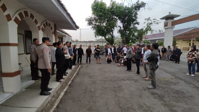 Ratusan Warga Geruduk Kantor Kecamatan Padakembang, Protes Rencana Pembatasan Jam Operasional Wisata Citiis