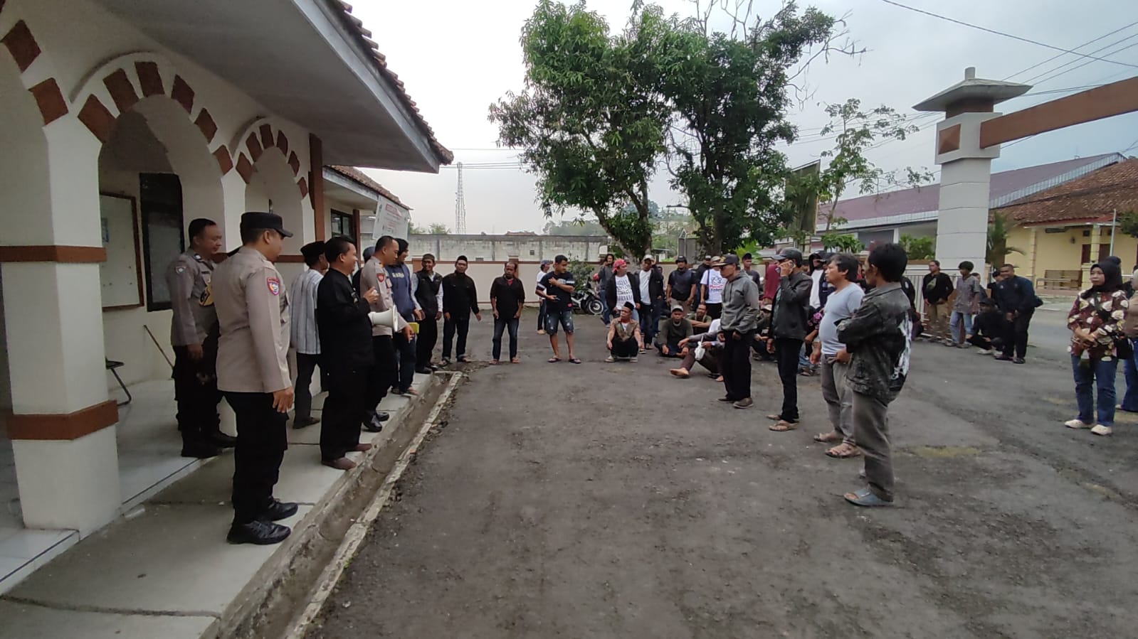 Ratusan Warga Geruduk Kantor Kecamatan Padakembang Protes Rencana Pembatasan Jam Operasional Wisata Citiis
