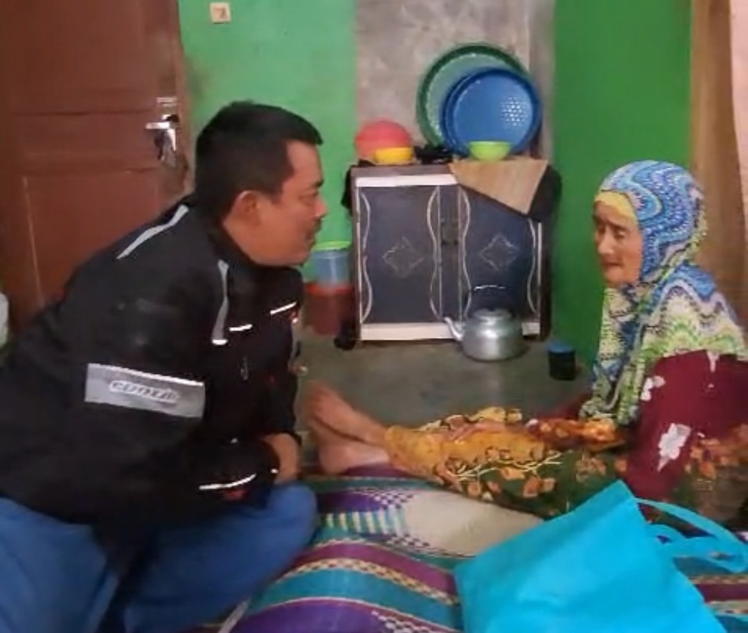 Usman Kusmana mapay lembur di Kampung Picung Pagerageung
