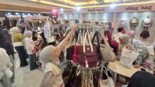 Promo Beli 2 Tas Harga 1 Tas Diserbu Pengunjung, Booth Tweely Ramai Pembeli di Tasik Muslim Fair 2026