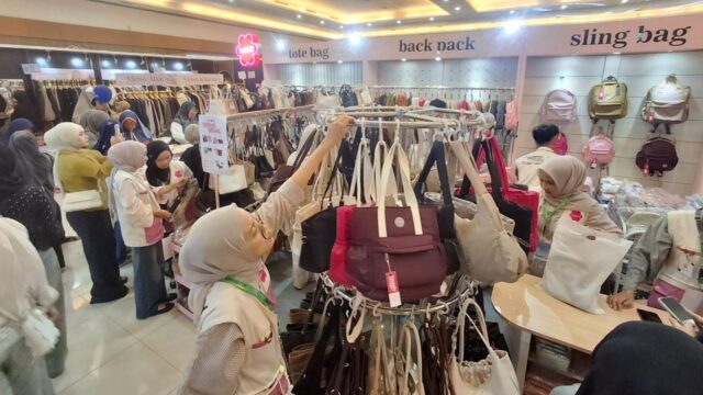 Promo Beli 2 Tas Harga 1 Tas Diserbu Pengunjung, Booth Tweely Ramai Pembeli di Tasik Muslim Fair 2026