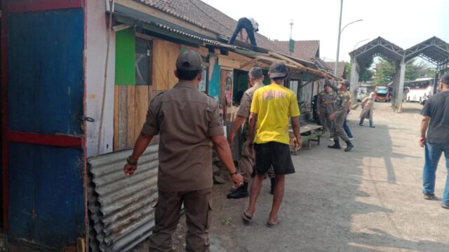 66 PKL Bongkar Mandiri Lapak di Terminal Singaparna, Pemkab Siapkan Relokasi