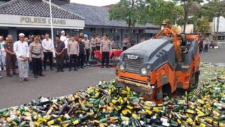 Deklarasi Perang Lawan Miras, Polres dan Forkopimda Ciamis Gilas 5,5 Ribu Botol Miras Ilegal