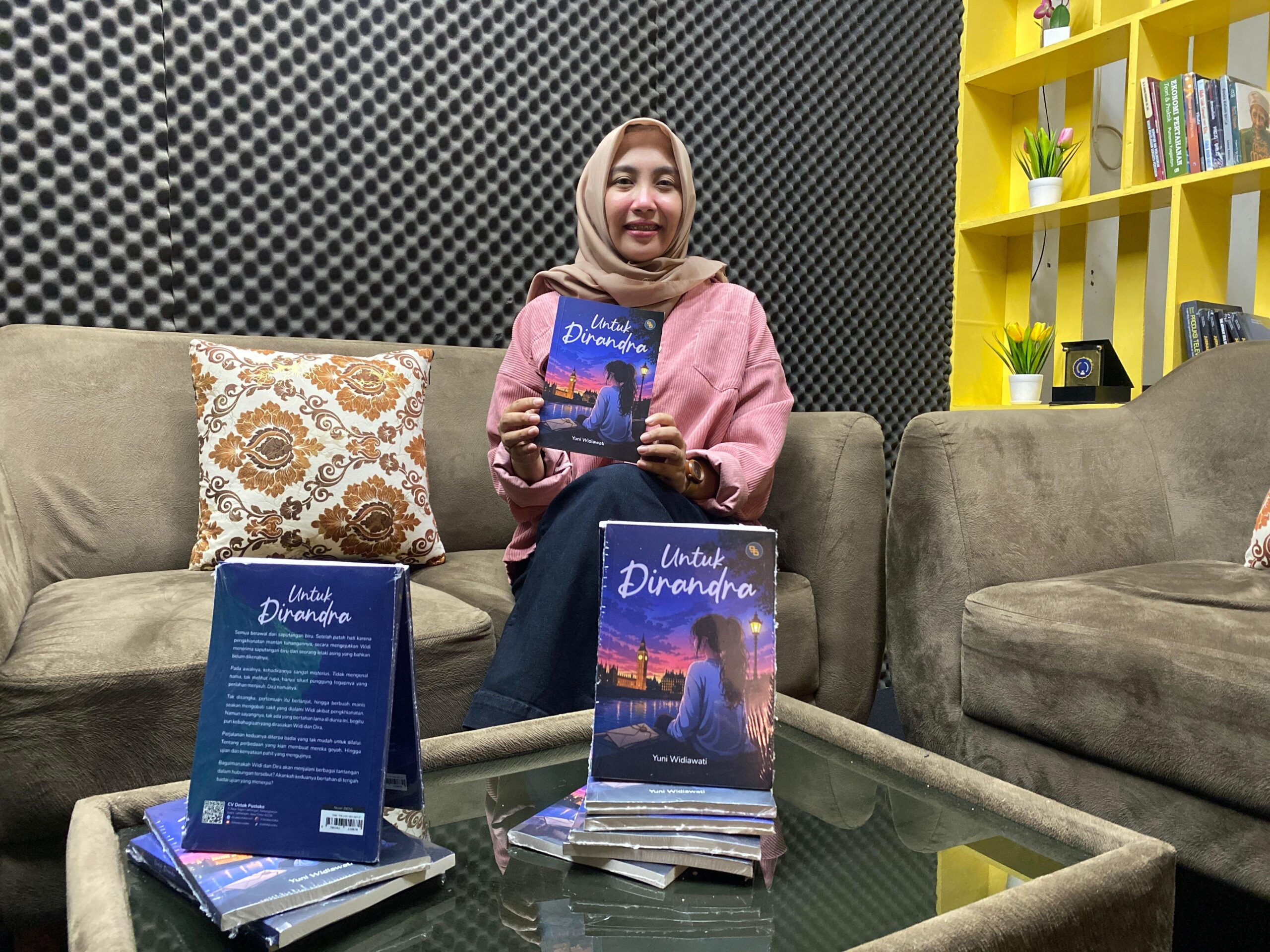 Obati Luka Masa Lalu, Yuni Bawa Obor Romansa Lewat Novel 'Untuk Dirandra'