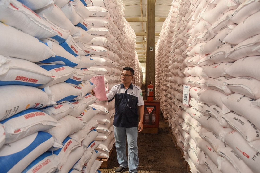 Pekerja memeriksa tumpukan pupuk bersubsidi di gudang Lini III Pupuk Indonesia, Awipari, Kota Tasikmalaya, Jawa Barat.