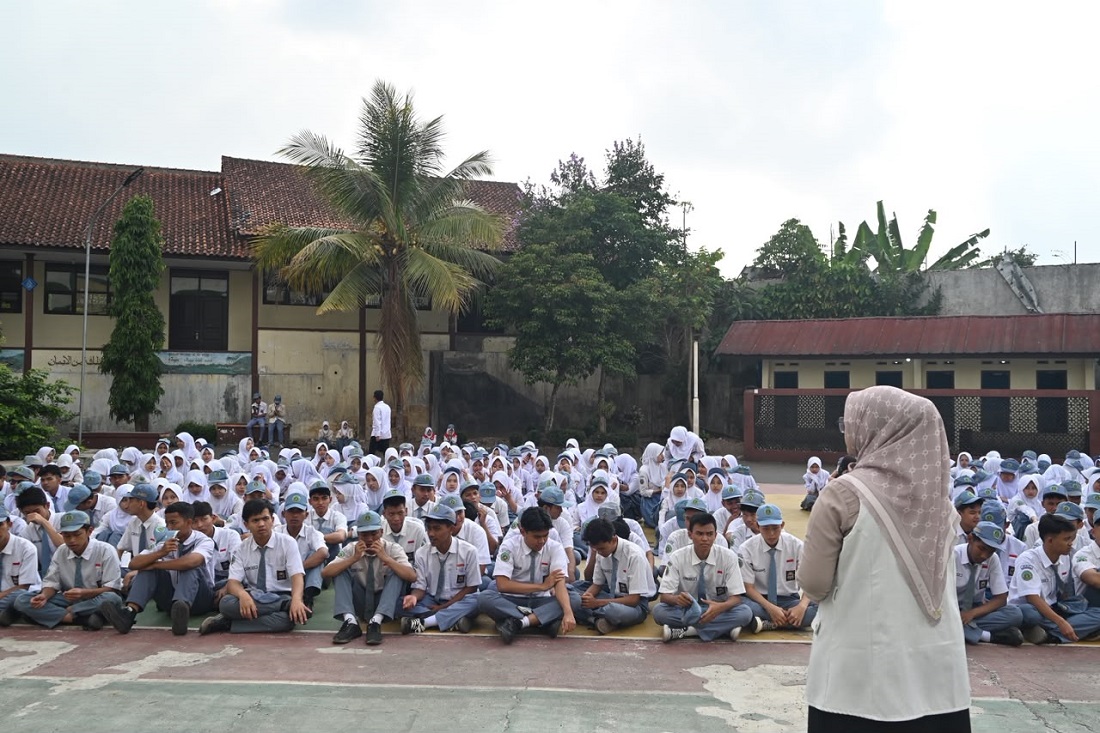 Leisa Dera memberikan materi pendidikan pemilih kepada siswa dan siswi MAN 2 Kota Tasikmalaya