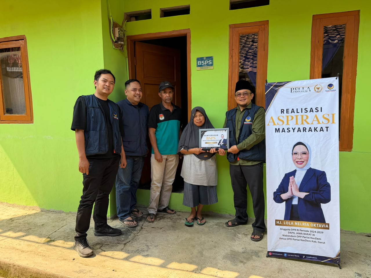Penyerahan Bantuan Program BSPS Oleh Tim Anggota DPR RI Lola Nelria Oktavia