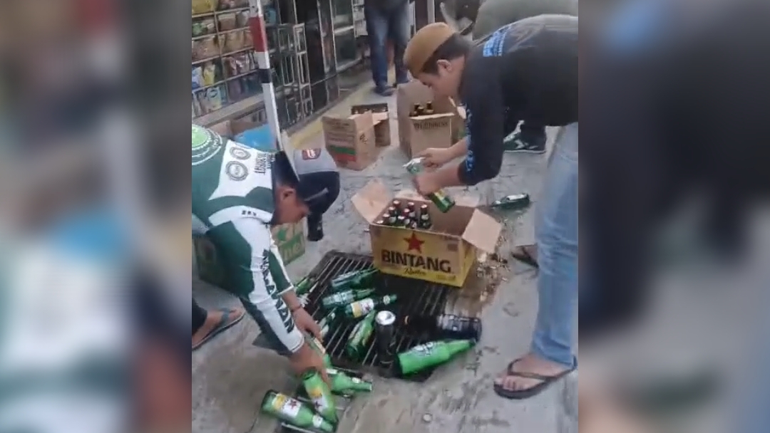 Santri FPI Razia Dua Lokasi di Ciamis, Puluhan Botol Miras Ditemukan