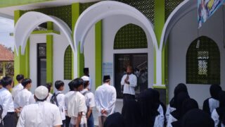 Kepala MTs Riyadlurrohmah Sukaraja Ajak Santri Perkuat Akhlak, Semangat Belajar, dan Hormat kepada Guru