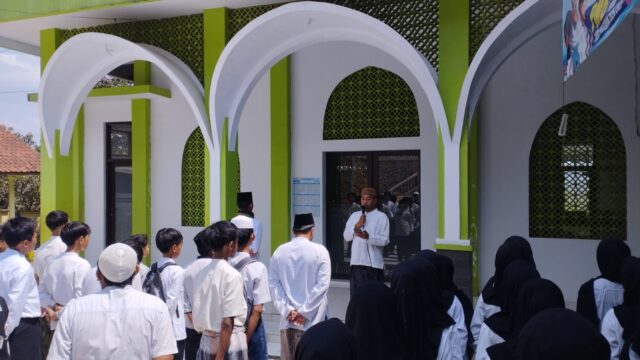 Kepala MTs Riyadlurrohmah Sukaraja Ajak Santri Perkuat Akhlak, Semangat Belajar, dan Hormat kepada Guru